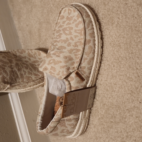Hey Dude Shoes - NEW womens size 7 HEY DUDE SHOES tan cheetah print ladies sz 7 Slip On